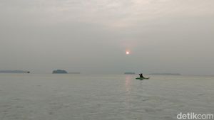 Potret Sunrise Pulau Seribu: Sedikit Buram, Banyak Syahdunya