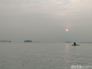 Potret Sunrise Pulau Seribu: Sedikit Buram, Banyak Syahdunya
