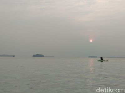 Potret Sunrise Pulau Seribu: Sedikit Buram, Banyak Syahdunya