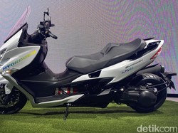 Suzuki Pamer Motor Hidrogen Berbasis Burgman, Tangki Ngumpet-Lebih Panjang
