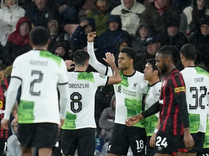 Liverpool melaju ke perempatfinal Carabao Cup 2023/2024 usai menyingkirkan Bournemouth. Si Merah menang tipis 2-1. Babak 16 besar Piala Liga Inggris mempertemukan Bournemouth vs Liverpool. Duel berlangsung di Vitality Stadium, Kamis (2/11/2023) dini hari WIB.