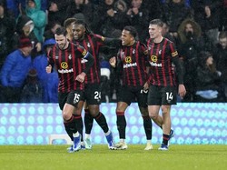 Bournemouth sukses menyamakan kedudukan pada menit ke-64 lewat gola Justin Kluivert. Skor berubah sama kuat 1-1.  