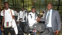 Duta Besar Senegal untuk Indonesia dan Malaysia Abdoulaye Barro (kanan) menyambut kedatangan Tim Nasional Senegal U-17 setibanya di Bandara Soekarno Hatta, Tangerang, Banten, Rabu (1/11/2023). Timnas Senegal dalam Piala Dunia U-17 berada di Group D bersama Jepang, Polandia dan Argentina yang akan bertanding di Stadion Si Jalak Harupat, Bandung. ANTARA FOTO/Muhammad Iqbal. 