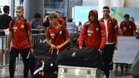 Sejumlah pesepak bola dan ofisial Tim Nasional Polandia U-17 tiba di Bandara Internasional I Gusti Ngurah Rai, Badung, Bali, Rabu (1/11/2023). Timnas Polandia U-17 tiba di Indonesia dan akan menjalani pemusatan latihan di Bali sebelum bertanding pada Grup D Piala Dunia U-17 2023 bersama Argentina, Jepang dan Senegal. ANTARA FOTO/Fikri Yusuf. 