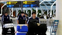 Sejumlah pesepak bola dan ofisial Tim Nasional Jepang U-17 tiba di Bandara Internasional I Gusti Ngurah Rai, Badung, Bali, Rabu (1/11/2023). Timnas Jepang U-17 tiba di Bali dan akan menjalani pemusatan latihan sebelum bertanding pada Grup D Piala Dunia U-17 2023 bersama Argentina, Polandia dan Senegal. ANTARA FOTO/Fikri Yusuf. 