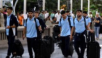 Sejumlah pesepak bola Tim Nasional Iran U-17 tiba di Bandara Internasional I Gusti Ngurah Rai, Badung, Bali, Rabu (1/11/2023). Kedatangan Timnas Iran U-17 di Indonesia itu untuk mengikuti Piala Dunia U-17 2023 dan tergabung pada Grup C bersama Brazil, Kaledonia Baru, dan Inggris. ANTARA FOTO/Fikri Yusuf. 