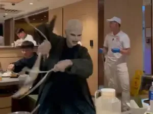 Netizen Ini Bergaya Voldemort Pamerkan Tarian Mie di Resto Hot Pot Netizen Ini Bergaya Voldemort Pamerkan Tarian Mie di Resto Hot Pot