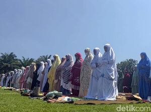 Kekeringan Meluas, Warga Banyuwangi Salat Minta Hujan Kekeringan Meluas, Warga Banyuwangi Salat Minta Hujan