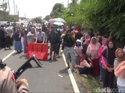 Sorakan Warga Saat Saksikan Prarekonstruksi Pembunuhan Tuti-Amel