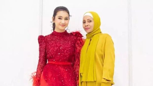 6 Potret Kedekatan Sandrinna Michelle dan Ibunda