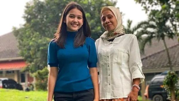 6 Potret Kedekatan Sandrinna Michelle dan Ibunda