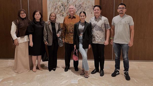 6 Potret Kedekatan Sandrinna Michelle dan Ibunda