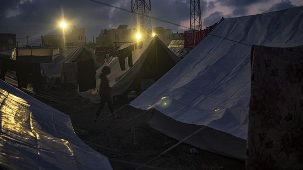Potret Suasana Pengungsian Warga Palestina saat Malam Tiba