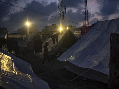 Potret Suasana Pengungsian Warga Palestina saat Malam Tiba