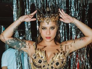 Adu Gaya Seksi Anya Geraldine & Awkarin Cosplay Halloween yang Bikin Salfok Adu Gaya Seksi Anya Geraldine & Awkarin Cosplay Halloween yang Bikin Salfok