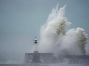 Amukan Ombak Besar Akibat Badai Ciaran Terjang Pesisir Inggris Amukan Ombak Besar Akibat Badai Ciaran Terjang Pesisir Inggris