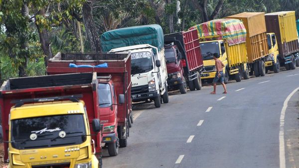 Potret Puluhan Truk Antre Solar Subsidi di Bengkulu