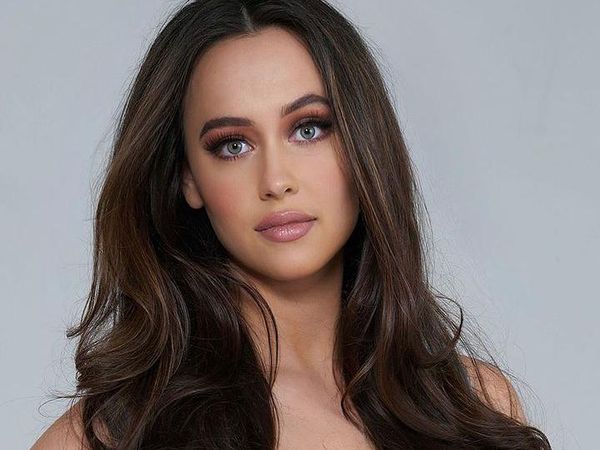 Foto: Model Cantik Tertangkap Kamera Bareng Matthew Perry Sebelum Meninggal