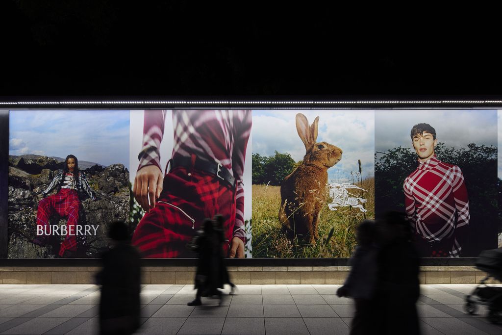 Jalanan Kota Shanghai Dipercantik Motif Mawar "Burberry Streets"