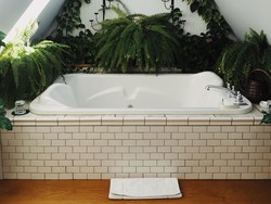 5 Desain Kamar Mandi Biar Makin Estetik, dari Tabrak Motif hingga Nuansa Alam