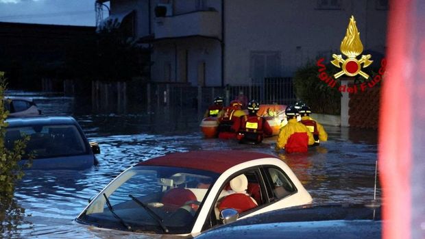 Italian firefighters work in flooded streets in the Tuscany region, Italy, November 3, 2023. Several people died and went missing in the central region of Tuscany as Storm Ciaran battered western Europe. Vigili del Fuoco/Handout via REUTERS ATTENTION EDITORS THIS IMAGE HAS BEEN SUPPLIED BY A THIRD PARTY. DO NOT OBSCURE LOGO.