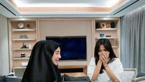 Fuji Ulang Tahun ke-21, Dapat Kejutan Kue Unik hingga Soes