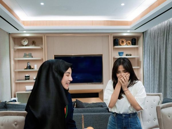 Fuji Ulang Tahun ke-21, Dapat Kejutan Kue Unik hingga Soes