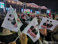 Lautan Manusia Bawa Bendera Ganjar-Mahfud Md Penuhi Stadion Gejos Gresik