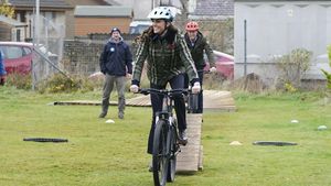 Foto: Aksi Kate Middleton Jadi Anak BMX, Pakai Jaket Rp 21 Juta