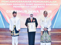 Khofifah Terima Lencana Hakaryo Guno Mamayu Bawono dari Pemkot Batu