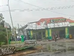 Hujan Pertama di Madiun Disertai Angin Kencang, Pohon-Tiang PLN Tumbang