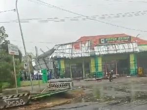 Hujan Pertama di Madiun Disertai Angin Kencang, Pohon-Tiang PLN Tumbang Hujan Pertama di Madiun Disertai Angin Kencang, Pohon-Tiang PLN Tumbang