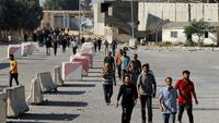 Israel Pulangkan Pekerja Palestina Asal Gaza, Begini Momennya