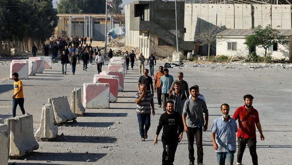 Israel Pulangkan Pekerja Palestina Asal Gaza, Begini Momennya
