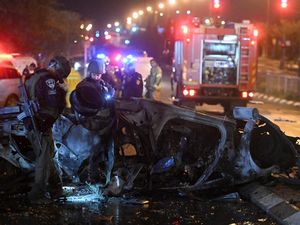 Roket Hamas Bikin Hancur Mobil di Kiryat Shmona Israel Roket Hamas Bikin Hancur Mobil di Kiryat Shmona Israel