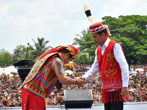 Jokowi Dapat Gelar Adat dari Suku Dayak Kutai Barat