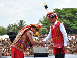 Jokowi Dapat Gelar Adat dari Suku Dayak Kutai Barat