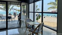 Rela Datang Jauh-jauh Demi Nongkrong di Kafe Tepian Laut