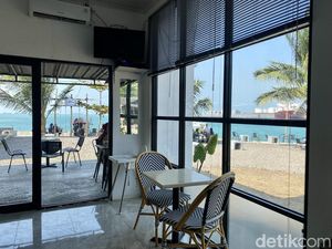 Rela Datang Jauh-jauh Demi Nongkrong di Kafe Tepian Laut