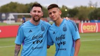 Claudio Echeverri (kanan) merupakan kapten Timnas Argentina U-17. Dia tercatat sebagai top skor dengan lima gol di ajang Copa America U-17 2023 dan sudah empat kali tampil bersama tim senior River Plate. (Foto: Instagram @claudioecheverri_)