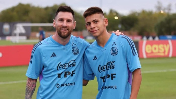 Kaua Elias Pemain Timnas Argentina U-17, Claudio Echeverri, foto bersama Lionel Messi.