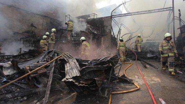Toko Bangunan di Jakarta Terbakar, 3 Orang Terluka