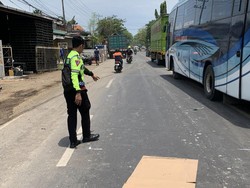 Biker Asal Jateng Tewas Terlindas Truk di Gresik