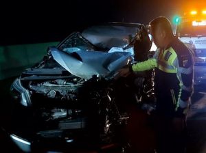 Mobil Ringsek Berat Tabrak Truk di Tol Malang, Sopir Hanya Luka Ringan