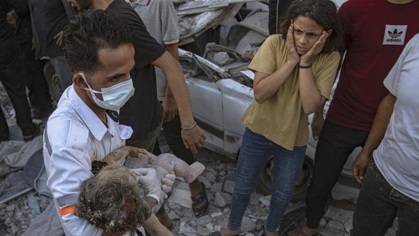 Keji! 3.760 Anak-anak di Gaza Tewas dalam Serangan Israel Korban tewas akibat serangan militer Israel ke Jalur Gaza, Palestina, kini mencapai 9.061 orang. Dari jumlah tersebut, 3.760 orang di antaranya anak-anak, Jumat (3/11/2023).