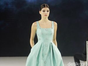 Terpesona oleh Keindahan Bulan di Koleksi Baru Sebastian Gunawan