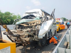 Ringsek! Minibus Seruduk Truk di Tol Semarang-Solo Boyolali