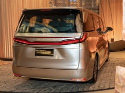 Duel Mobil Sultan! Mana Lebih Laris, Lexus LM 350h 4 Seater atau 7 Seater?