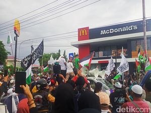 Demo Pemuda Muslim Tuntut McDonalds Palu Ditutup Nyaris Ricuh dengan Polisi