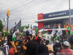 Demo Pemuda Muslim Tuntut McDonalds Palu Ditutup Nyaris Ricuh dengan Polisi